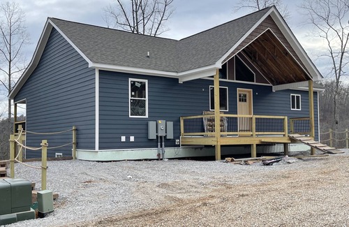 Lakeside Estates House | Book your fall retreat today!