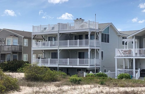Gold Coast House | Book your vacation in this beachfront townhouse.!