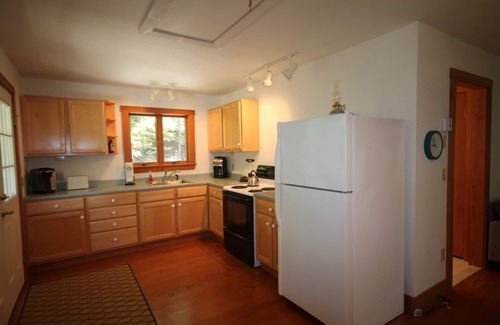 Southport Apartment | Boothbay Open Plan 1- Bedroom Apt. Woods & Water. Southport.