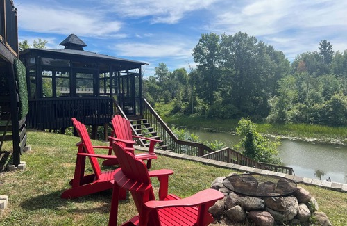 Notre-Dame-de-Bonsecours Ski Chalet | Bord de L'eau Rivière Saumon