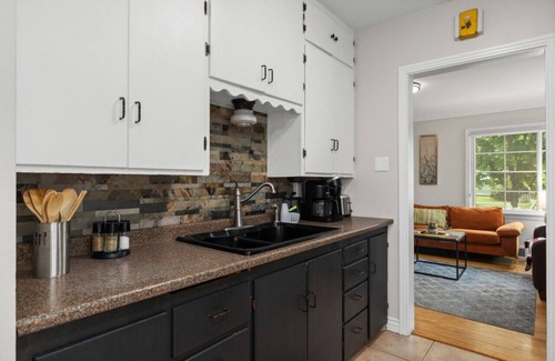 Central - Terry House | Bo’s Cheerful Home with private HOT TUB