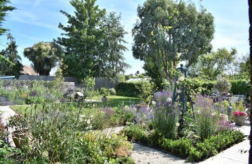 Chichester House | Bosham - private and self-contained double garden room
