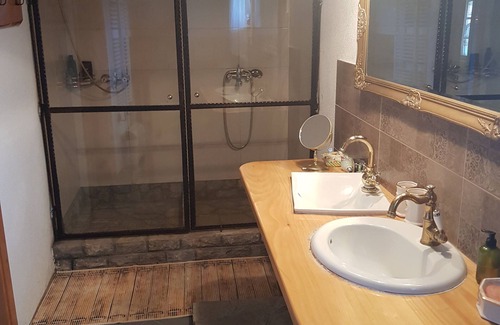 Kulen Vakuf Apartment | Bosnian house next to the Una river, with a view of the old Ostrovica fortress
