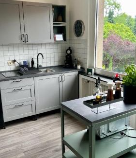 Mittelmeiderich Apartment | BOSTEL 2- Modernes Studio in Duisburg Meiderich, 4,7 km Hbf, U-Bahn 250m, Flughafen Düsseldorf 28 km, Landschaftspark 2,9 km, 5 Gehminuten von Herzklinik entfernt