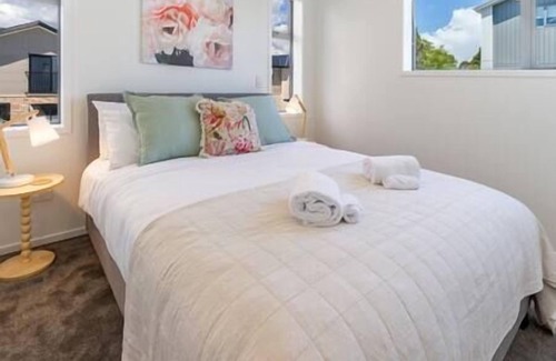 Upper Riccarton House | Botanic Bliss Townhouse- 2bed 2bed w/park