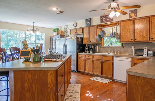 Brazoria House | Boudreau's River Retreat - Gorgeous Riverfront views, pet-friendly