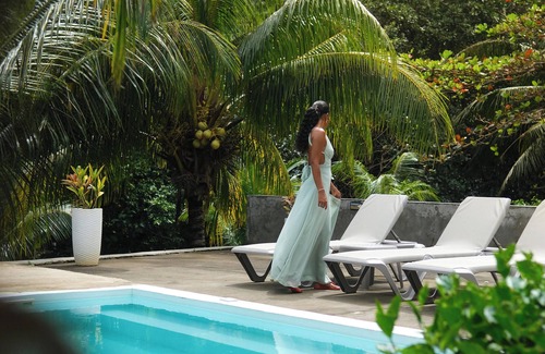 Calibishie Apartment | Bougainvillea Garden Caribbean suite with pool