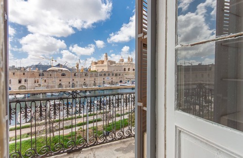 Cospicua Apartment | Bougainvillea Breeze & Marina View