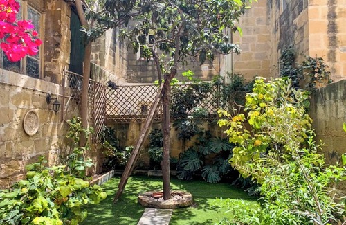 Cospicua Apartment | Bougainvillea Breeze & Marina View