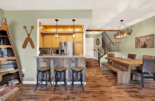 Big Bear Lake Apartment | Boulder Bear Lakeside Condo- Big Bear Modern Retreat