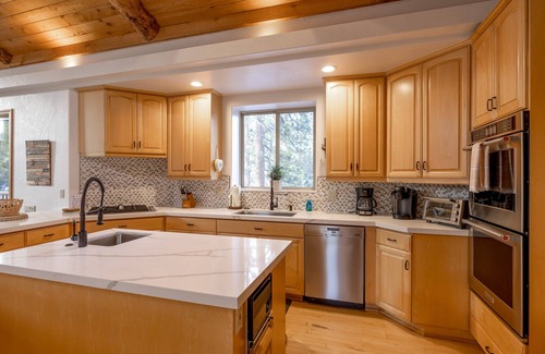 Eagle Mountain Estates House | Boulder Estate. 3 Story Home, Game room, Hot Tub, Stunning Views. Stay 3 nights pay 2.