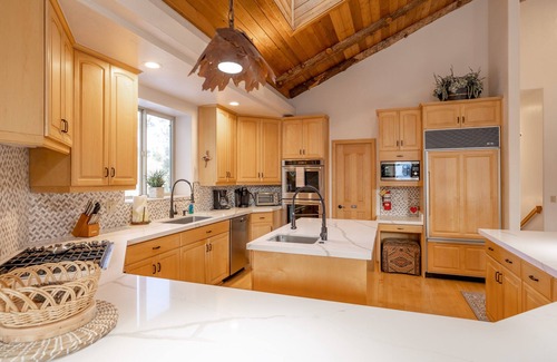 Eagle Mountain Estates House | Boulder Estate. 3 Story Home, Game room, Hot Tub, Stunning Views. Stay 3 nights pay 2.