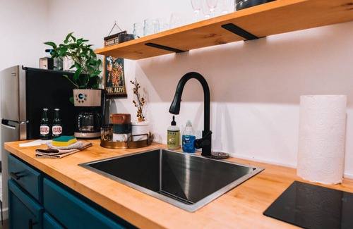Rogers Apartment | Boulder Mounted Hot Tub | Sleeps 4 | Romantic Stay
