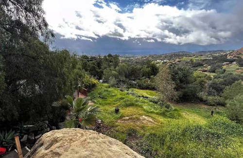 Canoga Park House | Boulders Views,Patio, peaceful No taxes added arean