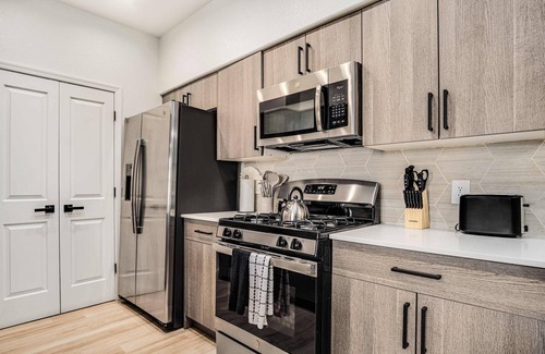 Glendale Sports and Entertainment District Apartment | Boulevard Stays Luxe 1BR by Stadium Pool, Parking, Gym 09
