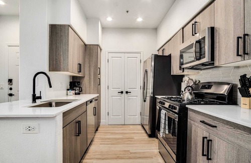Glendale Sports and Entertainment District Apartment | Boulevard Stays Luxe 1BR by Stadium Pool, Parking, Gym 09