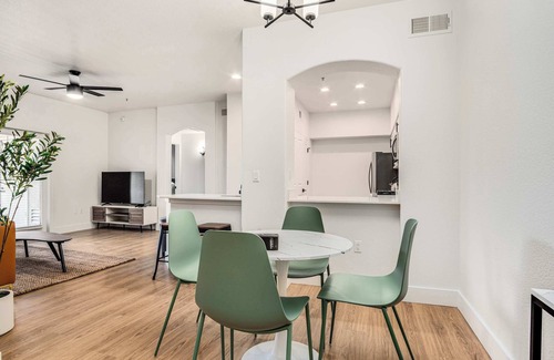 Glendale Sports and Entertainment District Apartment | Boulevard Stays Luxe 2BR by the Stadium Pool, Parking, Gym 10