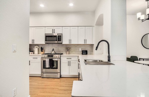 Glendale Sports and Entertainment District Apartment | Boulevard Stays Luxe 2BR by the Stadium Pool, Parking, Gym 10