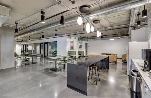 Downtown Phoenix Apartment | Boulevard Stays Sleek Studio Pool, Gym, & Zero Parking Fee