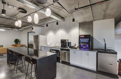 Downtown Phoenix Apartment | Boulevard Stays Sleek Studio Pool, Gym, & Zero Parking Fee