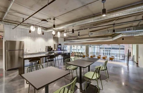 Downtown Phoenix Apartment | Boulevard Stays Sleek Studio Pool, Gym, & Zero Parking Fee