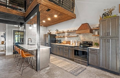 Lancaster House | Bourbon Barndominium Bonanza! Golf Simulator+Theater+Hot Tub+Sports Bar+Arcade