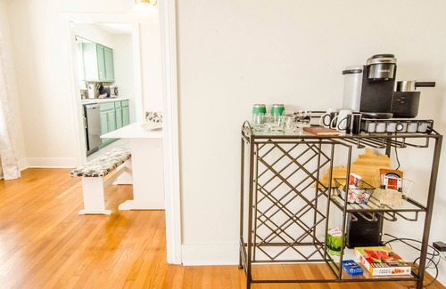 Bardstown House | Bourbon Royale, Home of Two Kings; putting green, downtown, free coffee & snacks