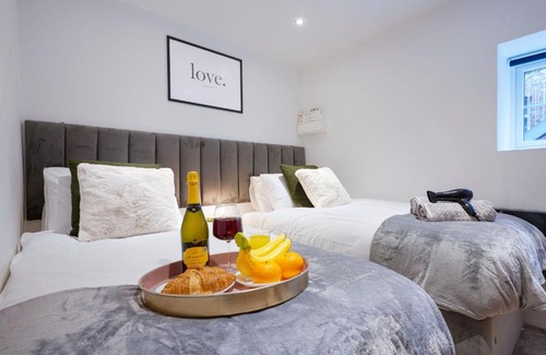 Rugby Apartment | Boutique Apartment - City Centre - Free Parking, Fast Wifi and Smart TV by Yoko Property