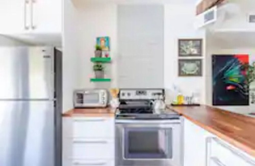 Southmoreland Apartment | Boutique Apartment - Walk to Westport, Plaza, Restaurants & Streetcar in 10/25!