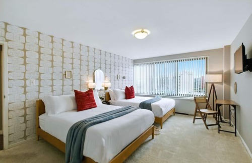 Aurora Highlands Apartment | Boutique DCA Penthouse-Sleeps 7
