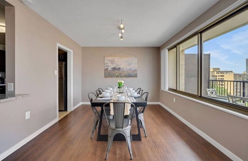 Aurora Highlands Apartment | Boutique DCA Penthouse-Sleeps 7