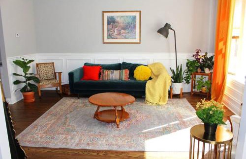 Greater Grand Crossing House | BOUTIQUE GARDEN HOUSE CHICAGO 3-STORY sleeps 12