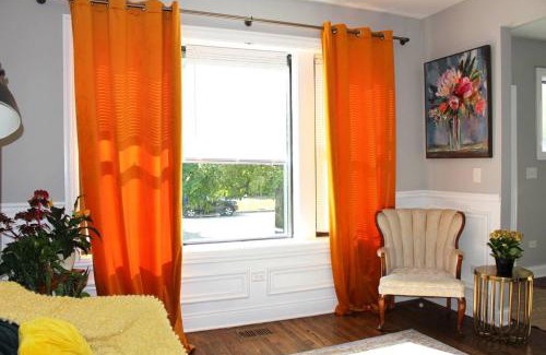 Greater Grand Crossing House | BOUTIQUE GARDEN HOUSE CHICAGO 3-STORY sleeps 12