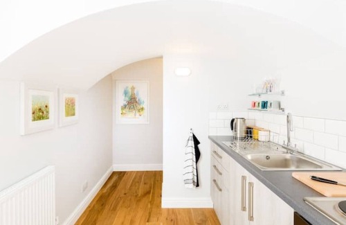Leamington Spa Apartment | Boutique Basement 1 Bed Flat, parking, Wi-Fi, Sky
