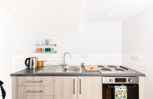Leamington Spa Apartment | Boutique Basement 1 Bed Flat, parking, Wi-Fi, Sky