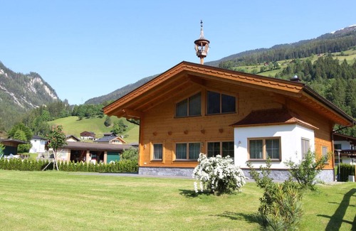 Wald im Pinzgau House | Boutique Holiday Home in Wald in Pinzgau with Garden