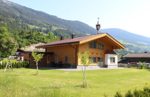 Wald im Pinzgau House | Boutique Holiday Home in Wald in Pinzgau with Garden