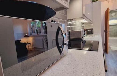 Hanger Hill Apartment | Boutique Modern Apartment Opposite Station