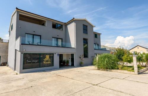 Kula Norinska Bed & Breakfast | Boutique rooms Kican
