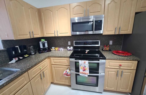 Princeton House | Boutique Style Home 3 Bedrooms Mini-Golf, BBQ, Hot Tub, EV-Charger Games Casino