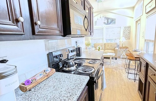 Woodland Park Cottage | Boutique Tiny Home! Hot Tub near Pikes Peak