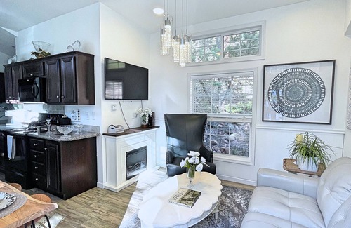 Woodland Park Cottage | Boutique Tiny Home! Hot Tub near Pikes Peak