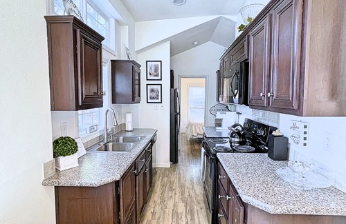 Woodland Park Cottage | Boutique Tiny Home! Hot Tub near Pikes Peak