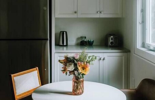 Brentwood House | *Boutique Woodview Walk Up Apartment*