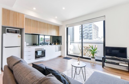 Richmond Apartment | BOWIE Sun soaked Comfort in the Heart of Richmond
