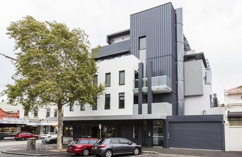 Richmond Apartment | BOWIE Sun soaked Comfort in the Heart of Richmond