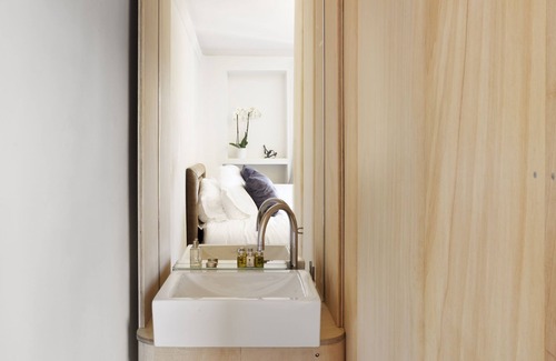 Collado Mediano Hotel | Box art hotel