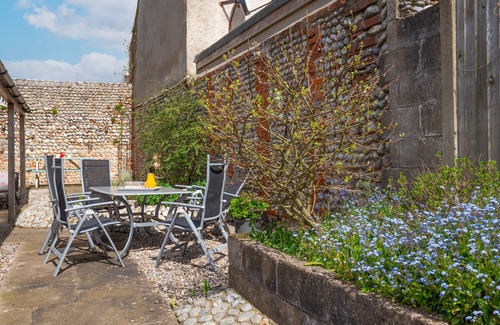 Bodham House | Box House - Three Bedroom House, Sleeps 6