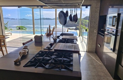 Albatroz House | AMAZING HOUSE WONDERFUL SEA VIEW 4 suites/8 people/gourmet/pool.