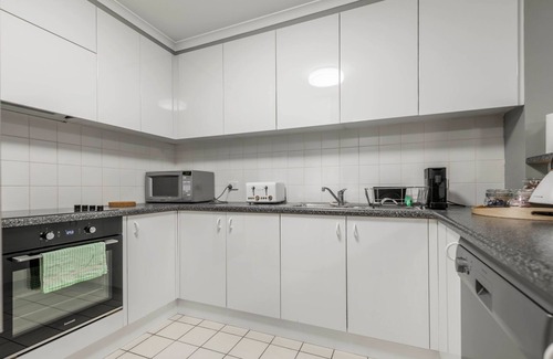 Braddon Apartment | Braddon Bliss: Sleek Apartment Near Attractions